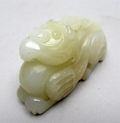 null Ornement en jade blanc en forme de chimère allongée - Chine fin 19ème - longueur...