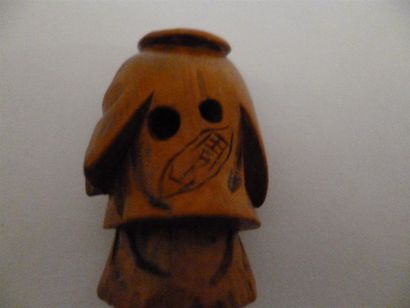 null Netsuke en buis bien sculpté d’un danseur de Kyogen au beau mouvement exécutant...