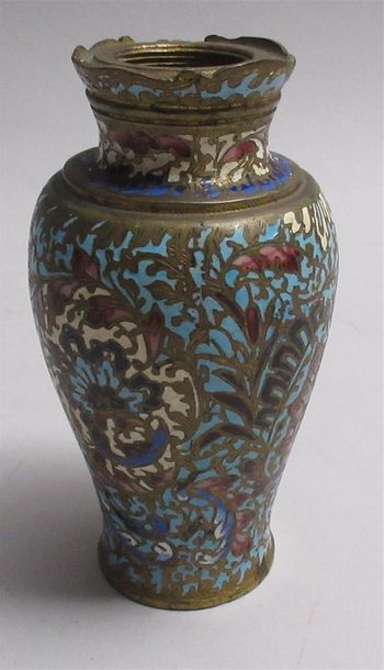 null Petit vase en bronze à décor émaillé cloisonné figurant des rinceaux fleuris...