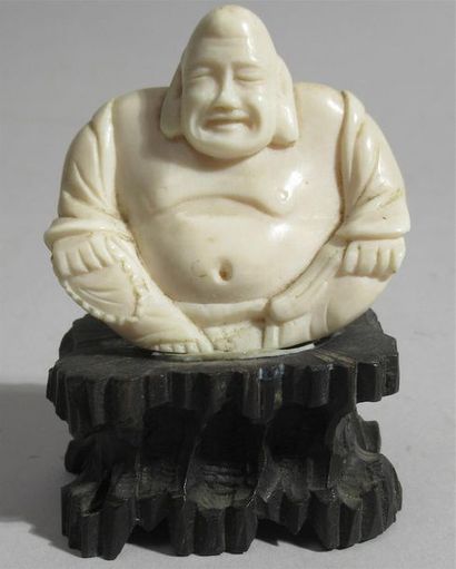 null "Bouddha" Sujet en ivoire sculpté sur socle en bois noir - VIETNAM, début du...