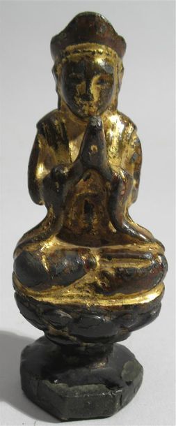 null "Bouddha sur un lotus" Sujet en bronze à patine partiellement dorée - VIETNAM,...