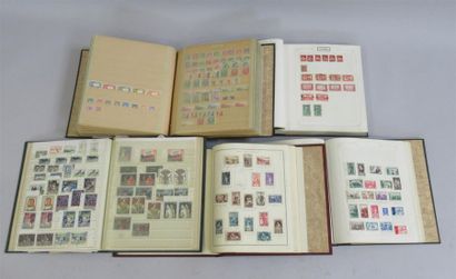 null Mannette contenant un ensemble de cinq albums de timbres anciens neufs et oblitérés...