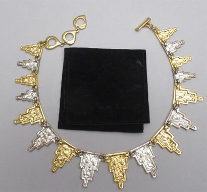 null YVES SAINT LAURENT - Important collier en métal doré et métal argenté à décor...