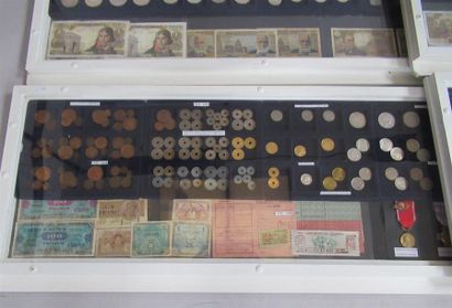 null Importante collection de pièces de monnaies démonétisées et de collection exposées...