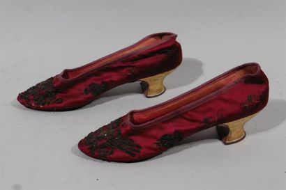 null Paire de souliers en soie violine rebrodée de canetille d'or, sur talon en peau...