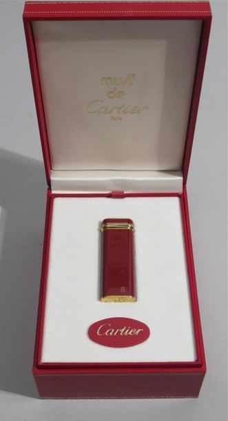 null CARTIER - Modèle MUST. Briquet à gaz en métal doré et laque rouge. Avec son...