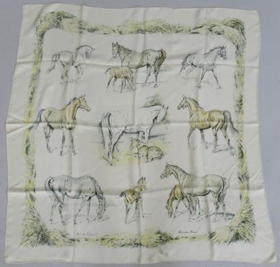 null HERMES PARIS- Carré en soie imprimée figurant des chevaux en prairie (quelques...