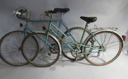 null LOUISON BOBET - Vélo de course en métal laqué bleu ancien et vintage (en l'état)...