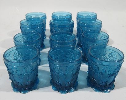 null Suite de douze verres en verre moulé pressé de couleur bleue à décor en léger...