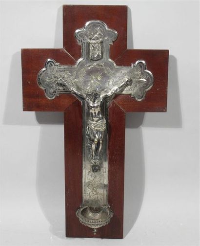 Crucifix en métal argenté surmonté d'un Christ en ronde bosse, le fond de la croix...