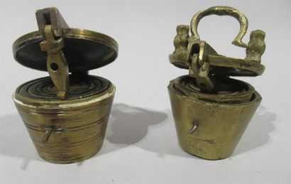 Ensemble de deux pesons en bronze à patine dorée (manque des poids) - XVIIIe et XIXe...