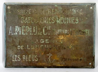 Plaque en cuivre à décor ciselé marqué "Société de remorquage "Bâtelleries réunies"...
