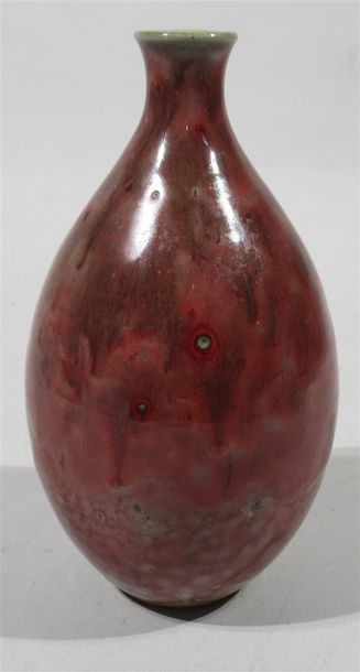 J.P. HAUTCOURT (XXe) Vase soliflore en grès à décor vernissé rouge sang de boeuf...