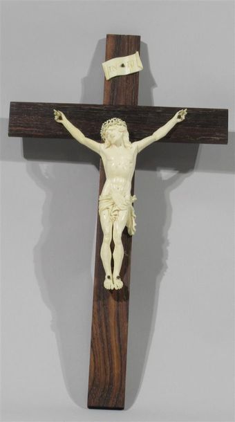 Christ dit "janséniste" en ivoire sculpté, sur fond de croix en bois - Epoque XVIIIe...