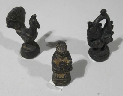 Suite de trois sujets en bronze de VIENNE figurant un coq, un singe et un dragon...