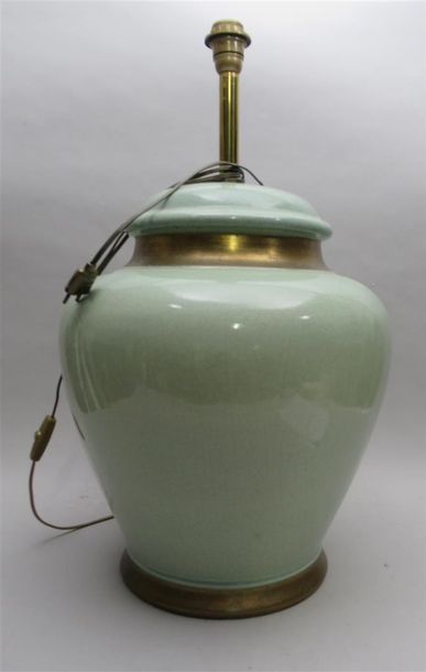 LE DAUPHIN - FRANCE - Importante lampe en céramique à décor céladon vert et rehaut...