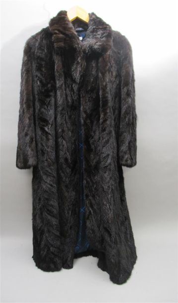Manteau long de fourrure pour femme en vison, la doublure en soie bleue à décor de...