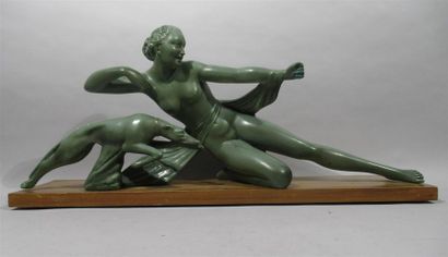 "Femme au tir à l'arc et son lévrier" Sujet en composition stuqué et peint en vert...