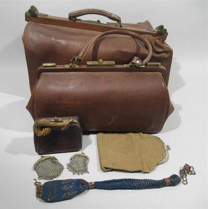 Ensemble comprenant deux sacs de médecin en cuir épi - Vers 1910/1920 (accidents...