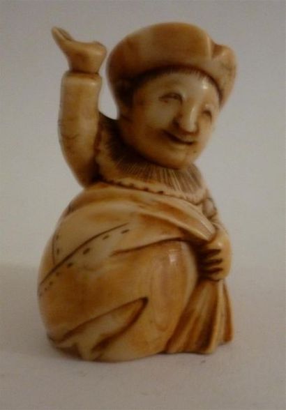 Netsuke en ivoire humoristique et finenement sculpté d'un enfant habillé en hollandais...