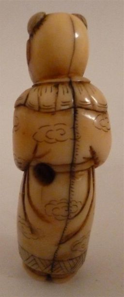 Original netsuke en ivoire Bien sculpté d'un enfant se tenant les mains dans les...