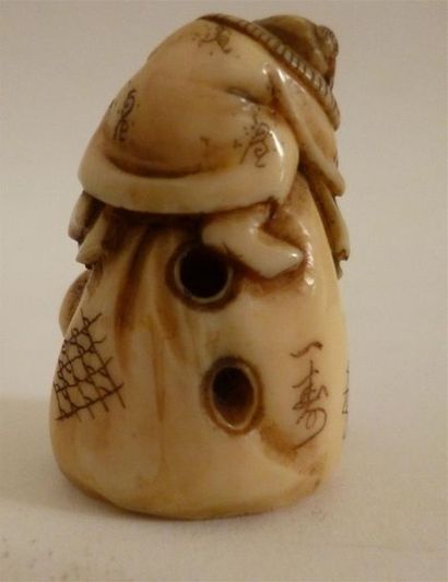 Netsuke en ivoire bien sculpté de deux enfants dont l'un tient un ushiwa (éventail...