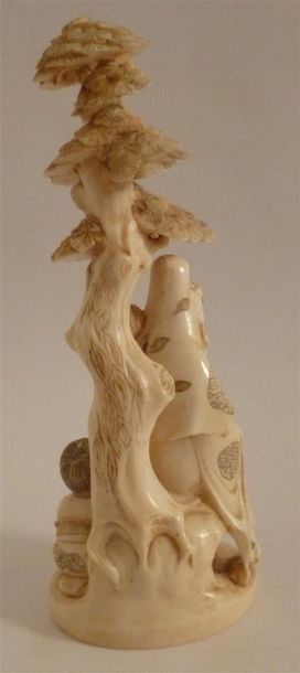 Okimono en ivoire finement sculpté d d'une jeune Beauté et un enfant assis sous un...