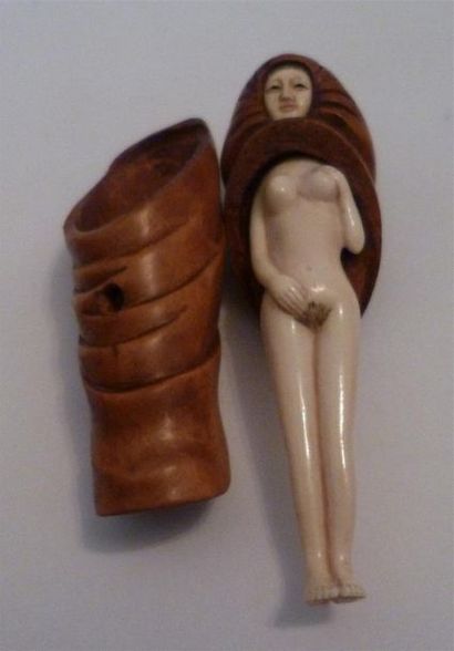 Rare netsuke en buis et ivoire érotique d'une femme dont le manteau s'ouvre afin...