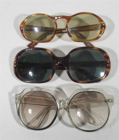 Trois paires de lunettes de soleil avec montures façon écaille de tortue - Vers 1960/1970...