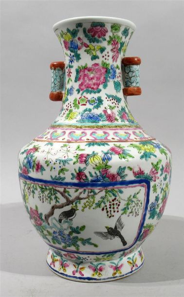 CHINE - Vase pansu en porcelaine à décor polychrome de fleurs et d'oiseaux branchés...