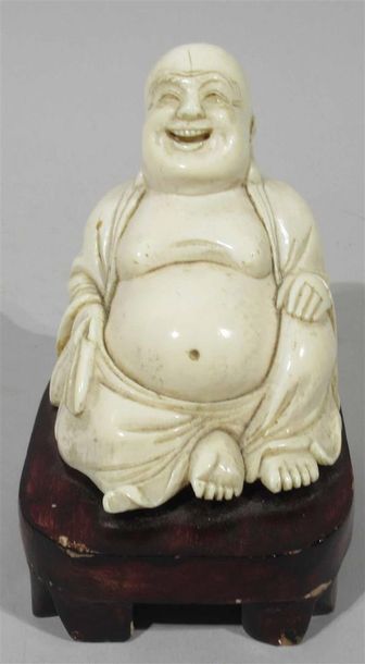 Okimono en ivoire sculpté figurant Bouddha en délassement et souriant - Japon, fin...