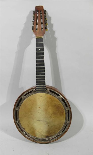 STENTOR - Banjo mandoline en noyer, le fond en loupe - Signé "Stentor" en haut du...