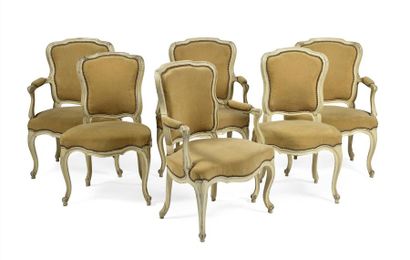Suite de quatre fauteuils et une paire de chaises en hêtre mouluré relaqué blanc,...