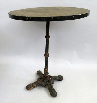 Table genre "Bistrot" reposant sur un piétement fonte laqué noir, dessus de bois...