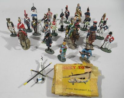 DEL PRADO - Ensemble de sujets peints figurant des petits soldats, principalement...
