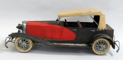 CITROËN - Important jouet en métal et tôle peinte figurant une voiture ancienne (accidents)...
