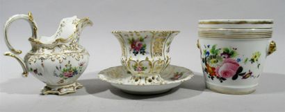 PARIS - Ensemble de pièces en porcelaine à décor de brassées de fleurs peintes à...