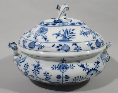 MEISSEN - Soupière en porcelaine à décor en camaïeu bleu dit à l'oignon, à deux anses...