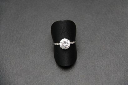 null Bague en platine (850/oo) centrée d'un diamant taille brillant pesant 2 carats,...