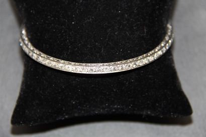 null Bracelet jonc rigide fermé en platine (850/oo) serti d'une ligne de diamants...