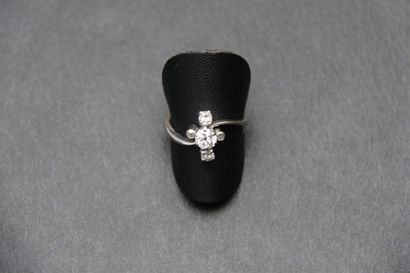 null Bague ancienne en or gris 18K (750/oo) sertie d'un diamant taille ancienne calibrant...