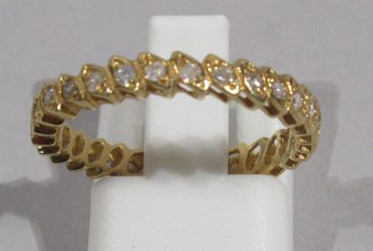 null Alliance américaine en or jaune 18 K (750/oo) agrémentée de petits diamants...