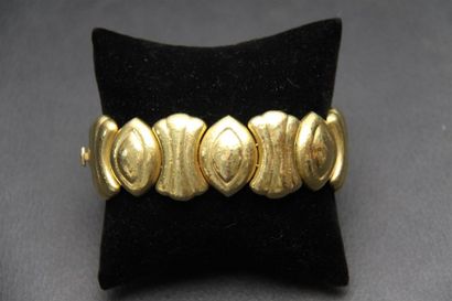 null DE VROOMEN : Bracelet en or jaune martelé 18K (750/oo) à maillons géométriques...