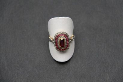 null Bague en or de deux tons, le plateau de forme ovale centré d'un grenat dans...