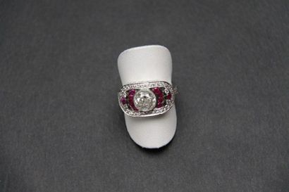 null Bague en or gris 18K (750/oo) ornée au centre d'un diamant taille ancienne calibrant...