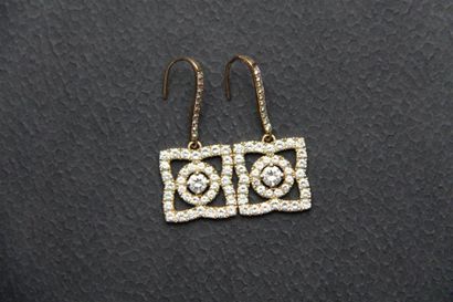 null Paire de pendants d'oreilles en or jaune 18K (750/oo) à motifs quadrilobés ajourés,...