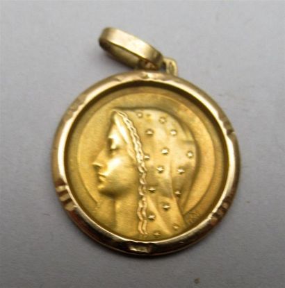 null Médaille en or jaune 18 K (750/oo) figurant une Vierge - Marquée au dos "Monique...