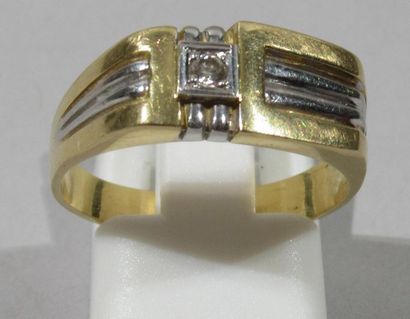 null Chevallière en or de deux tons 18 K (750/oo) ornée d'un petit diamant calibrant...