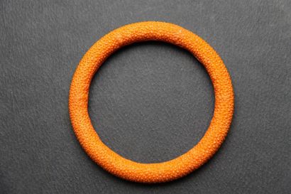 null Bracelet jonc rond recouvert de galuchat orange.