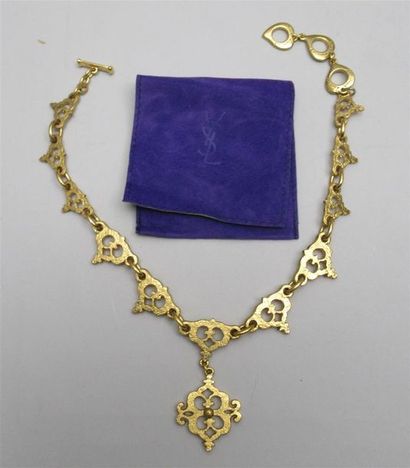 null YVES SAINT LAURENT - Important collier en métal doré à décor de lambrequins...